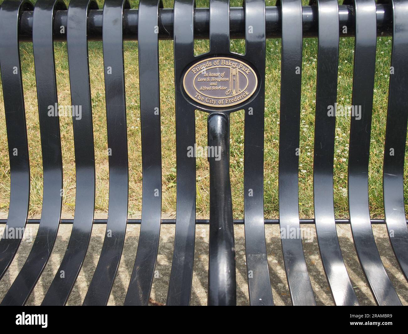 Primo piano della targa commemorativa su una panchina al Baker Park di Frederick, Maryland, 3 giugno 2023, © Katharine Andriotis Foto Stock