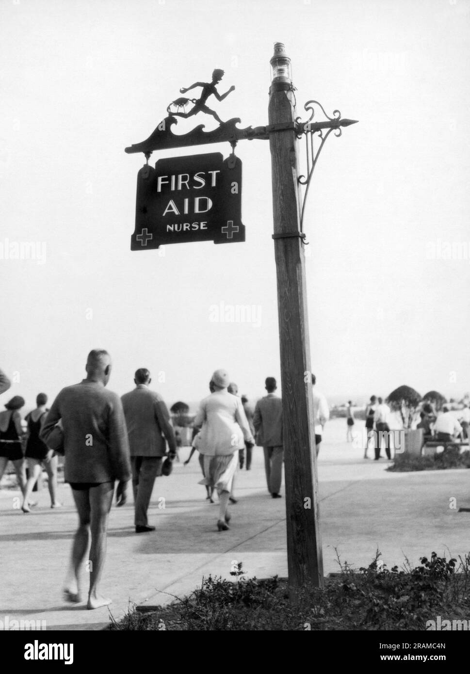 Long Island, New York: c. 1928. Insegne decorative uniche sono ora in uso presso il Jones Beach State Park. Questo indica la strada per la stazione di pronto soccorso. Foto Stock