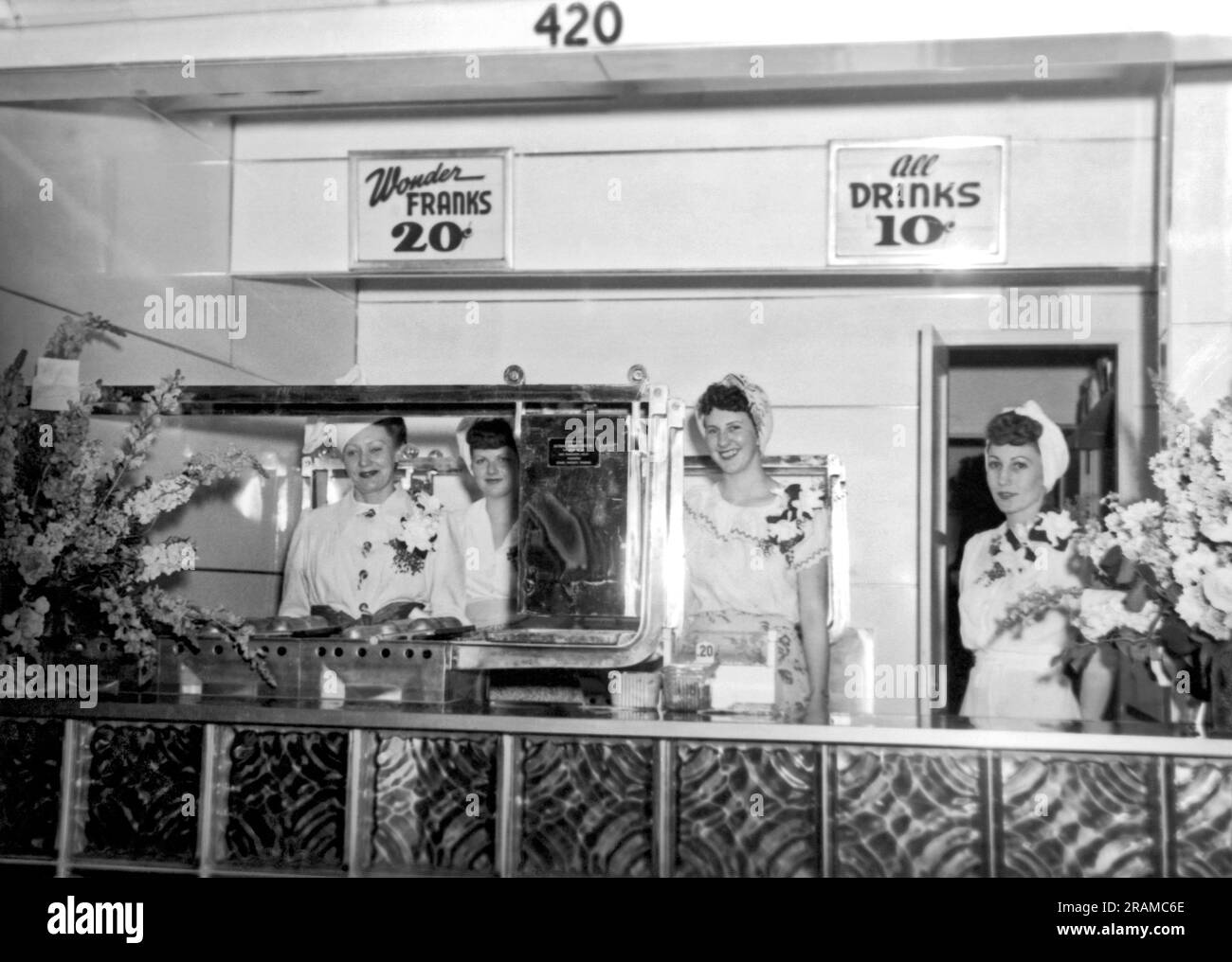 Oakland, California: c. 1945 The Wonder Frank stand, con quattro dei suoi dipendenti. Foto Stock