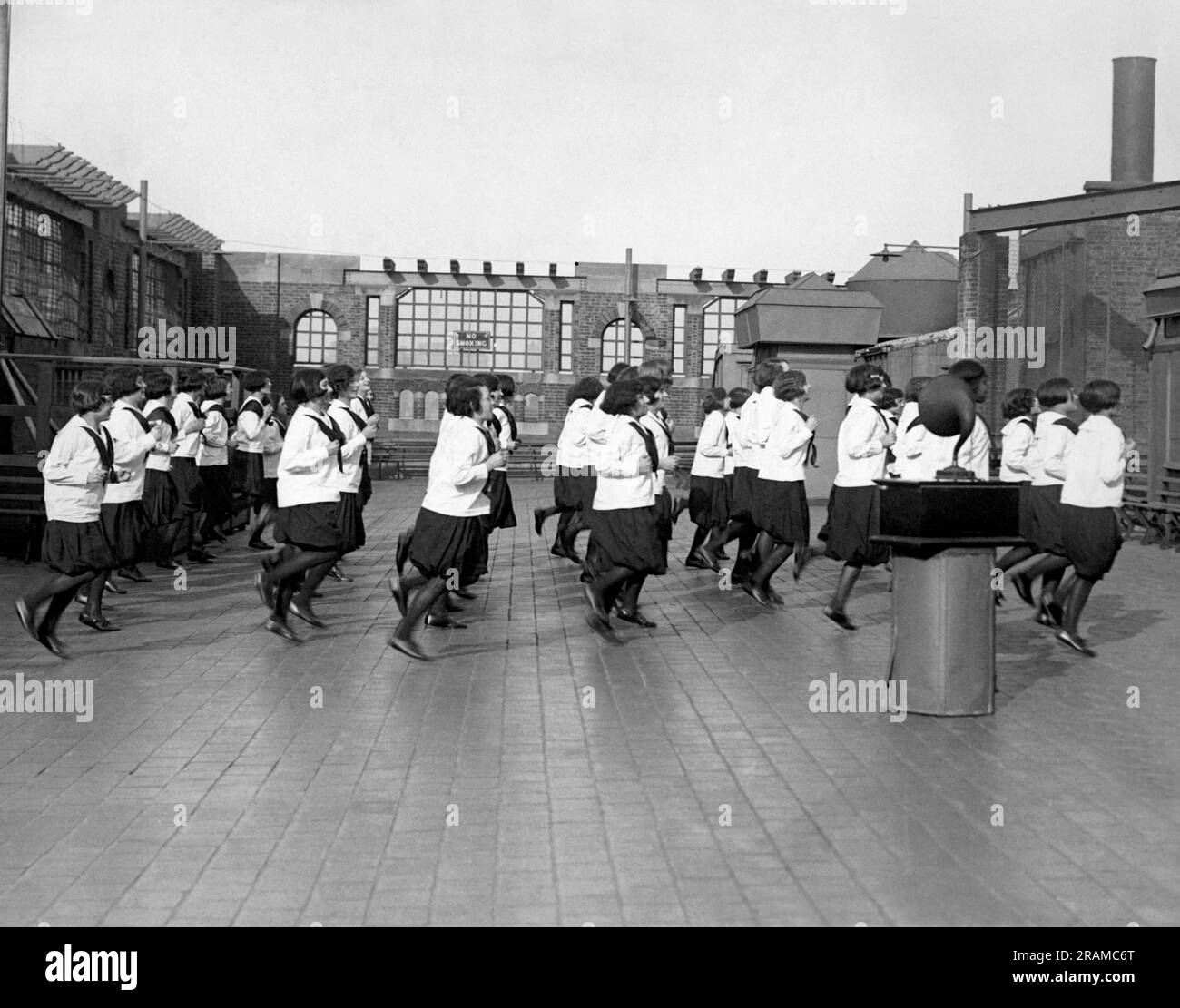 New York, New York: 24 febbraio 1925 allievi della scuola Washington Irving di NY enoy la classe più popolare: La calisthetics alla musica radio. Foto Stock