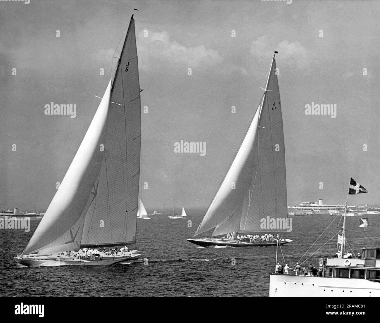 Newport, Rhode Island: Agosto 1937. L'ingresso dello sloop "Ranger" di Harold Vanderbilt, America's Cup J, è in vantaggio nella terza gara su T.O.M. "Endeavour" di Sopwith. Foto Stock