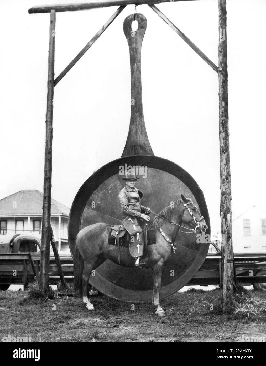 Long Beach, Washington: 21 maggio 1948 la padella più grande del mondo è realizzata in acciaio e pesa 1100 libbre. Era usato per friggere le vongole per 2500 persone che frequentavano un clambake della camera di Comerce qui. Foto Stock