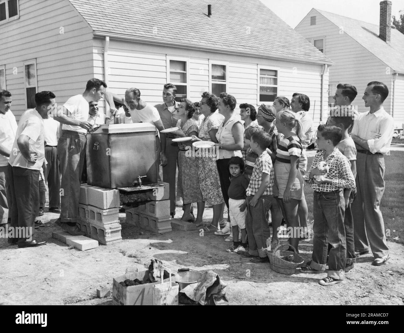 Cleveland, Ohio: 16 settembre 1957 tutti nel quartiere sembrano essere in fila per le porzioni da questo clambake del cortile Foto Stock