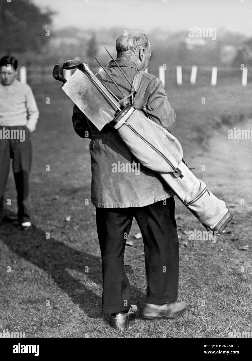 Leeds, Inghilterra: Ottobre 1939. Tempo di guerra sul campo da golf Templenewsam di Leeds. Alcune parti del campo sono ora scavate per i giardini, quindi i golfisti devono giocare e poi tornare per assistere nei giardini. Foto Stock