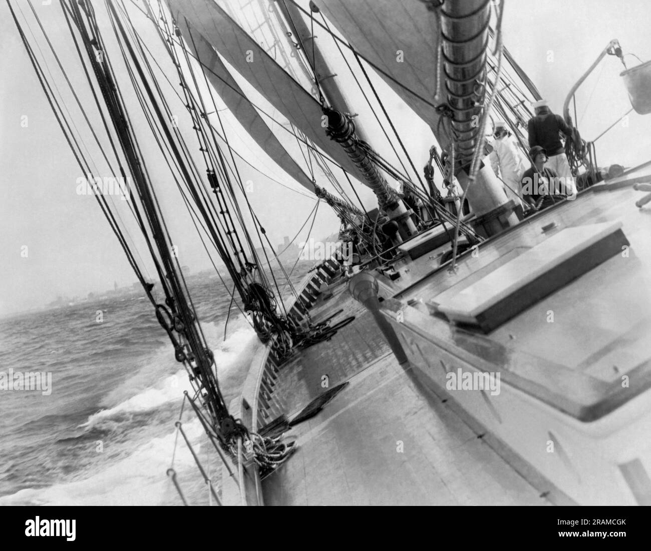 San Francisco, California: Maggio 1932 l'apertura della stagione nautica sulla baia di San Francisco è iniziata con una parata marina lunga tre chilometri oltre la US Navy Fleet. Questo vascello con i ponti inondati fu precedentemente utilizzato dal comandante MacMillan in una spedizione polare. Foto Stock