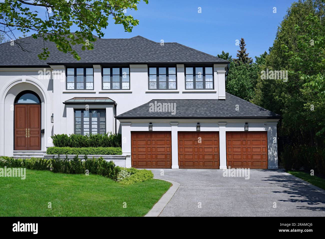 Grande casa lussuosa con tre garage per auto Foto Stock