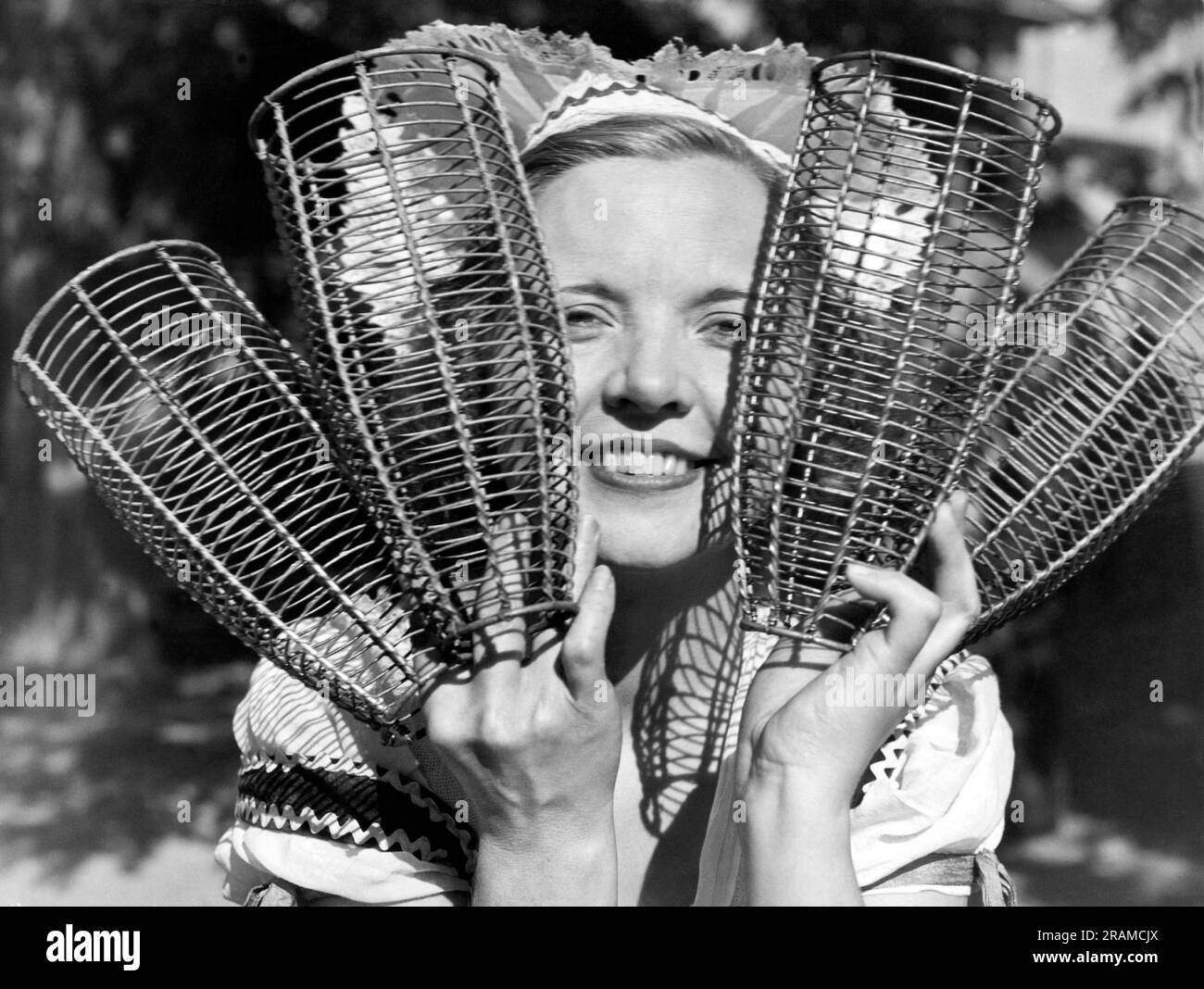 California: c. 1934. Una donna che tiene in mano i cesti che vestiranno le bottiglie di champagne della California al primo festival del vino che si terrà dopo il proibizionismo. Foto Stock