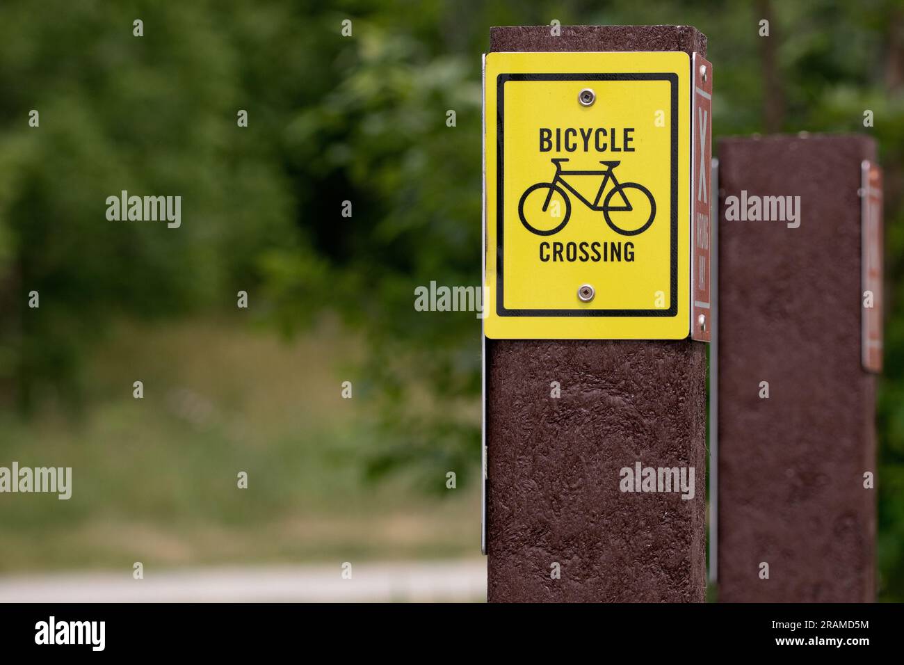 Simboli segnaletica stradale Avvertenze attraversamento biciclette Foto Stock
