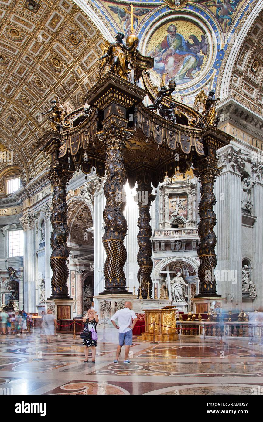 Baldacchino Bernini, St. Basilica di Pietro, San Pietro, Vaticano, città del Vaticano, Roma, Lazio, Italia Foto Stock