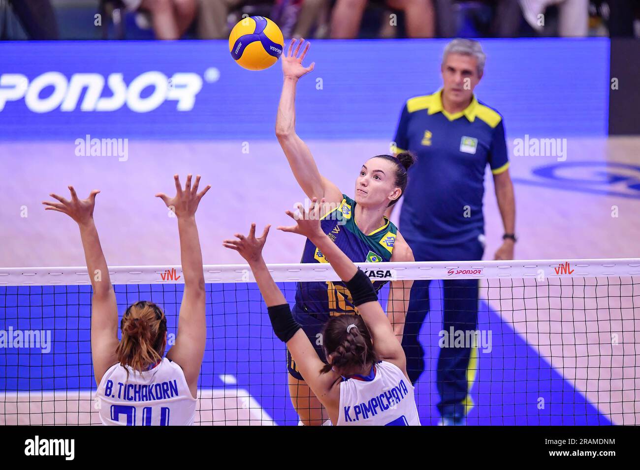 Bangkok, Thailandia. 2 luglio 2023. Gabi del Brasile è stata vista in azione durante la FIVB Volleyball Women's Nations League tra Thailandia e Brasile allo stadio Hua Mak Indoor. Punteggio finale; Thailandia 0:3 Brasile. Credito: SOPA Images Limited/Alamy Live News Foto Stock