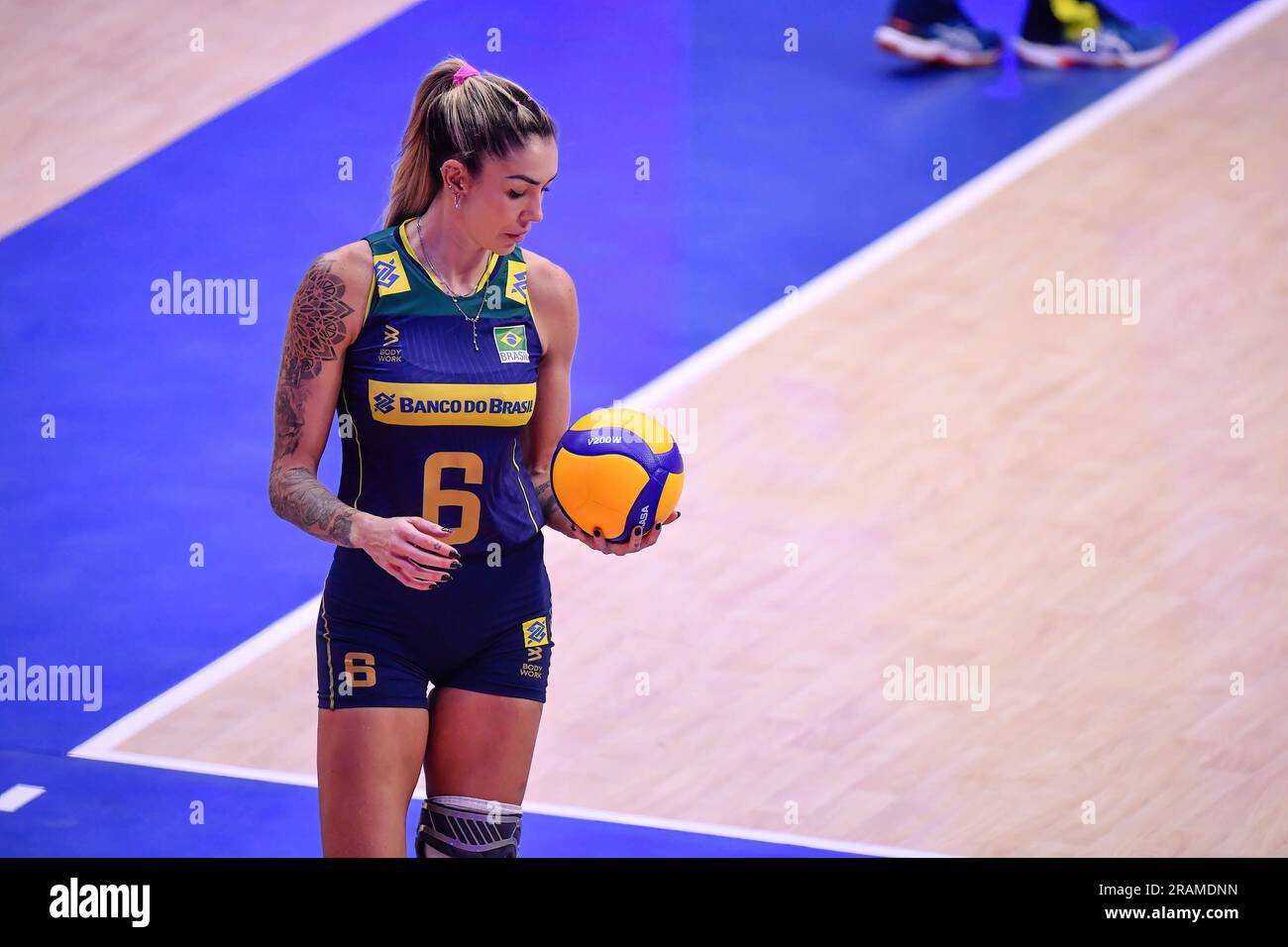 Bangkok, Thailandia. 2 luglio 2023. La Thaisa del Brasile è stata vista durante la FIVB Volleyball Women's Nations League tra Thailandia e Brasile allo stadio Hua Mak Indoor. Punteggio finale; Thailandia 0:3 Brasile. Credito: SOPA Images Limited/Alamy Live News Foto Stock