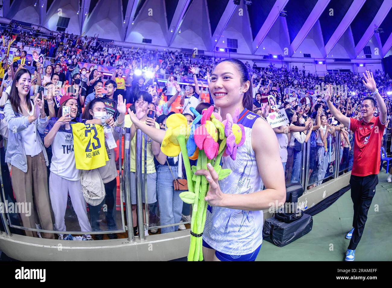 Bangkok, Thailandia. 2 luglio 2023. Thatdao Nuekjang della Thailandia è stata vista in azione durante la FIVB Volleyball Women's Nations League tra la Thailandia e il Brasile allo stadio Hua Mak Indoor. Punteggio finale; Thailandia 0:3 Brasile. (Foto di Amphol Thongmueangluang/SOPA Images/Sipa USA) credito: SIPA USA/Alamy Live News Foto Stock