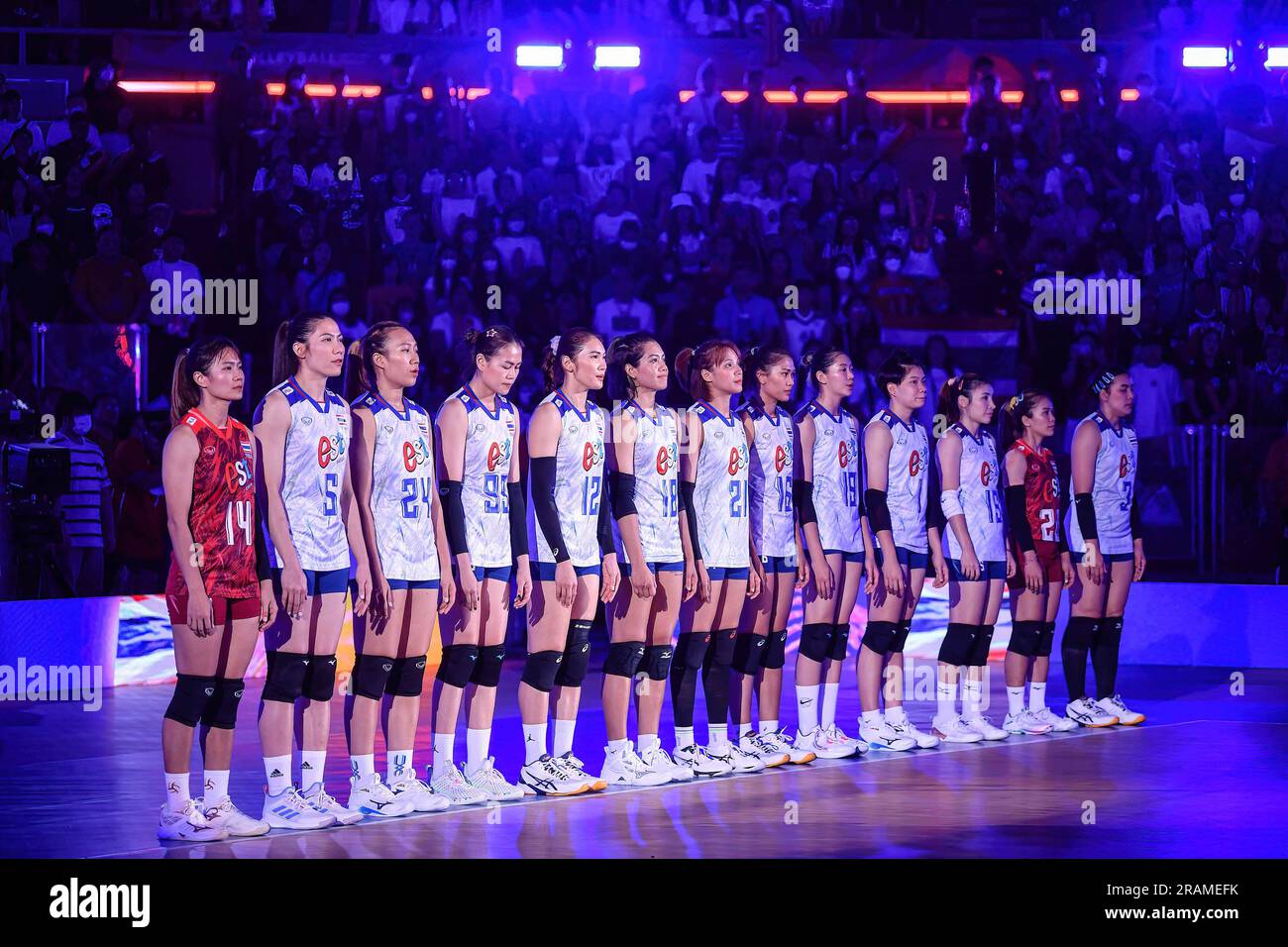 Bangkok, Thailandia. 2 luglio 2023. Le donne della Thailandia si schierano durante la FIVB Volleyball Women's Nations League tra Thailandia e Brasile allo stadio Hua Mak Indoor. Punteggio finale; Thailandia 0:3 Brasile. (Foto di Amphol Thongmueangluang/SOPA Images/Sipa USA) credito: SIPA USA/Alamy Live News Foto Stock