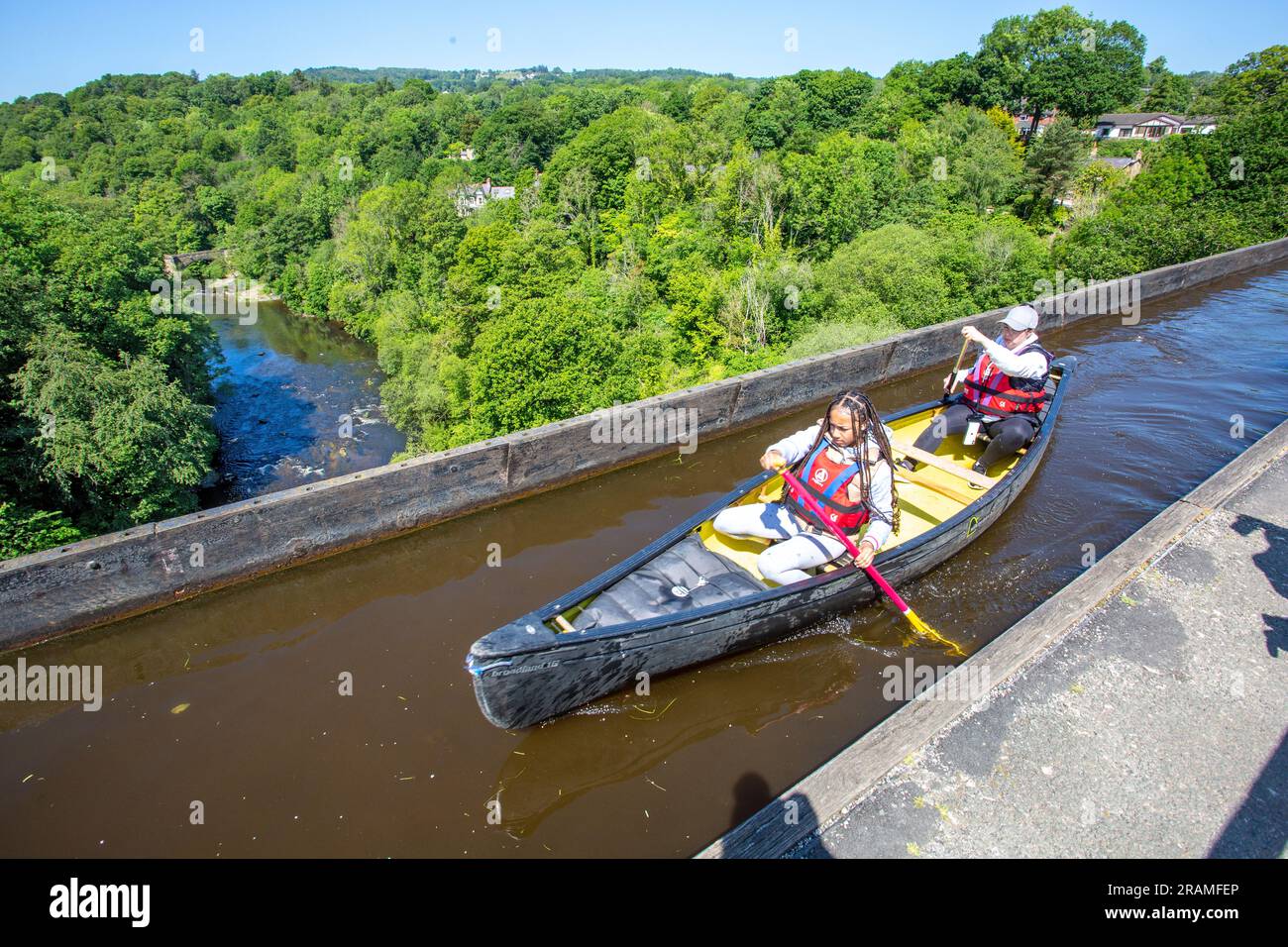 Canoa in kayak che attraversa 38 metri sopra la valle del fiume Dee sull'acquedotto di Pontcysyllte vicino a Llangollen nel Galles del Nord, un sito patrimonio dell'umanità dell'UNESCO Foto Stock
