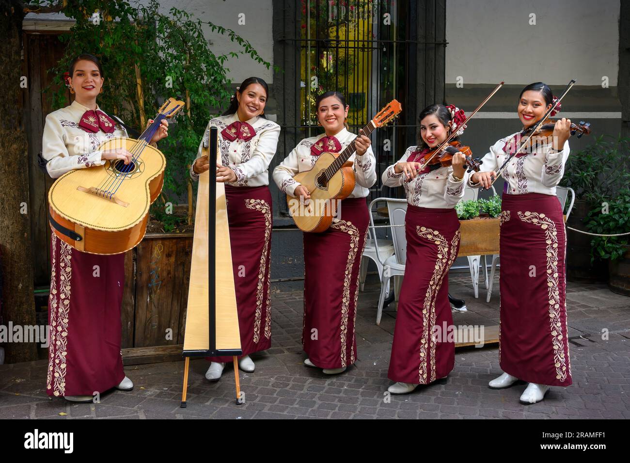 Donne di Flor de Agave Mariachi Feminina che si esibiscono a Tlaquepaque, Guadalajara, Messico. Foto Stock