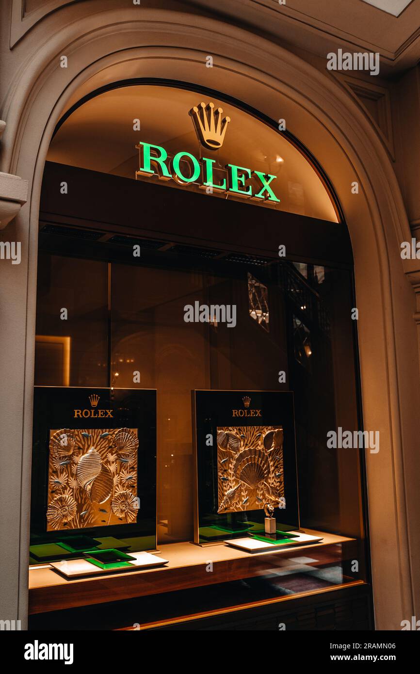 Facciata del negozio di orologi Rolex nel famoso centro commerciale GUM. Corona dorata, logo verde brillante. Rolex è un marchio mondiale di orologi di lusso che si affida a 4.000 wat Foto Stock