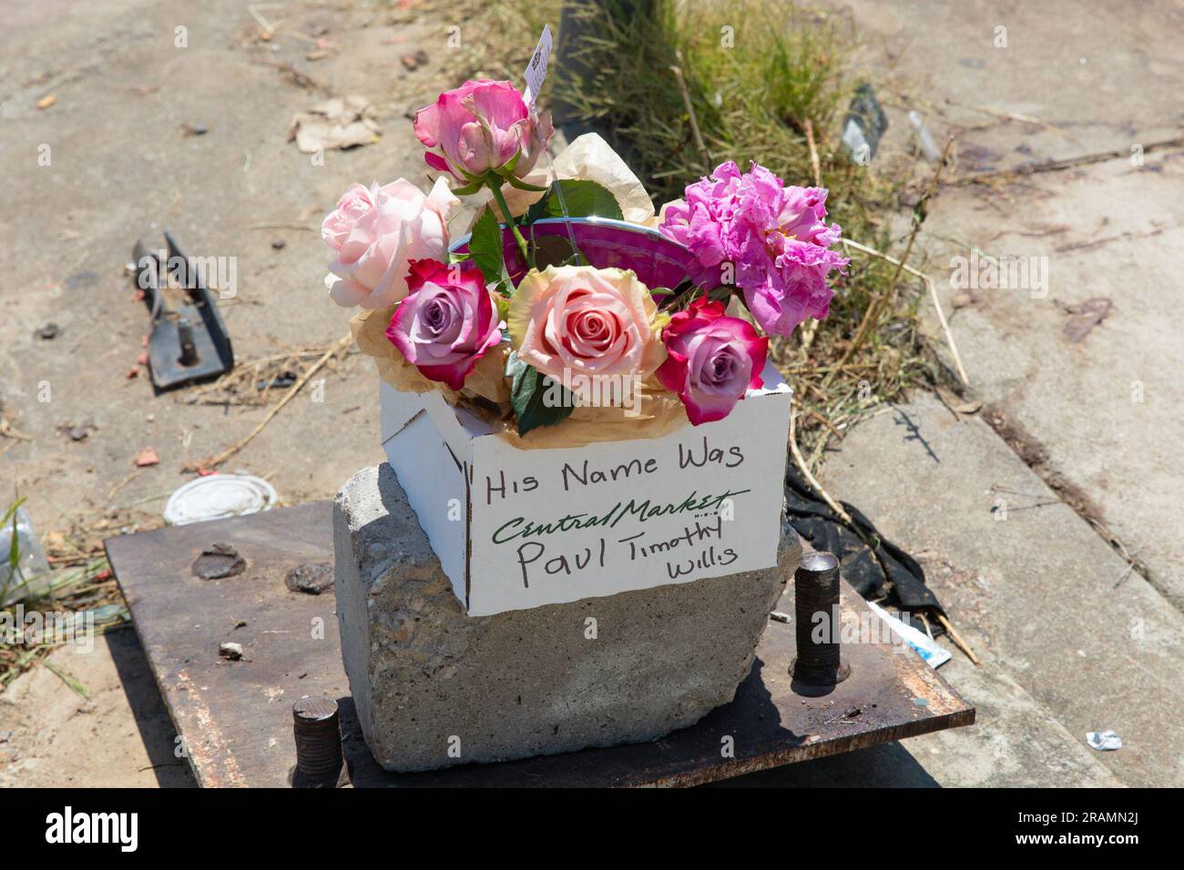 Fort Worth, Stati Uniti. 4 luglio 2023. La foto scattata il 4 luglio 2023 mostra fiori vicino al luogo di una sparatoria a Fort Worth, Texas, Stati Uniti. Almeno tre persone sono state uccise e altre otto sono rimaste ferite in una sparatoria poco prima di mezzanotte lunedì nel centro di Fort Worth, hanno detto le autorità martedì. Crediti: Dan Tian/Xinhua/Alamy Live News Foto Stock