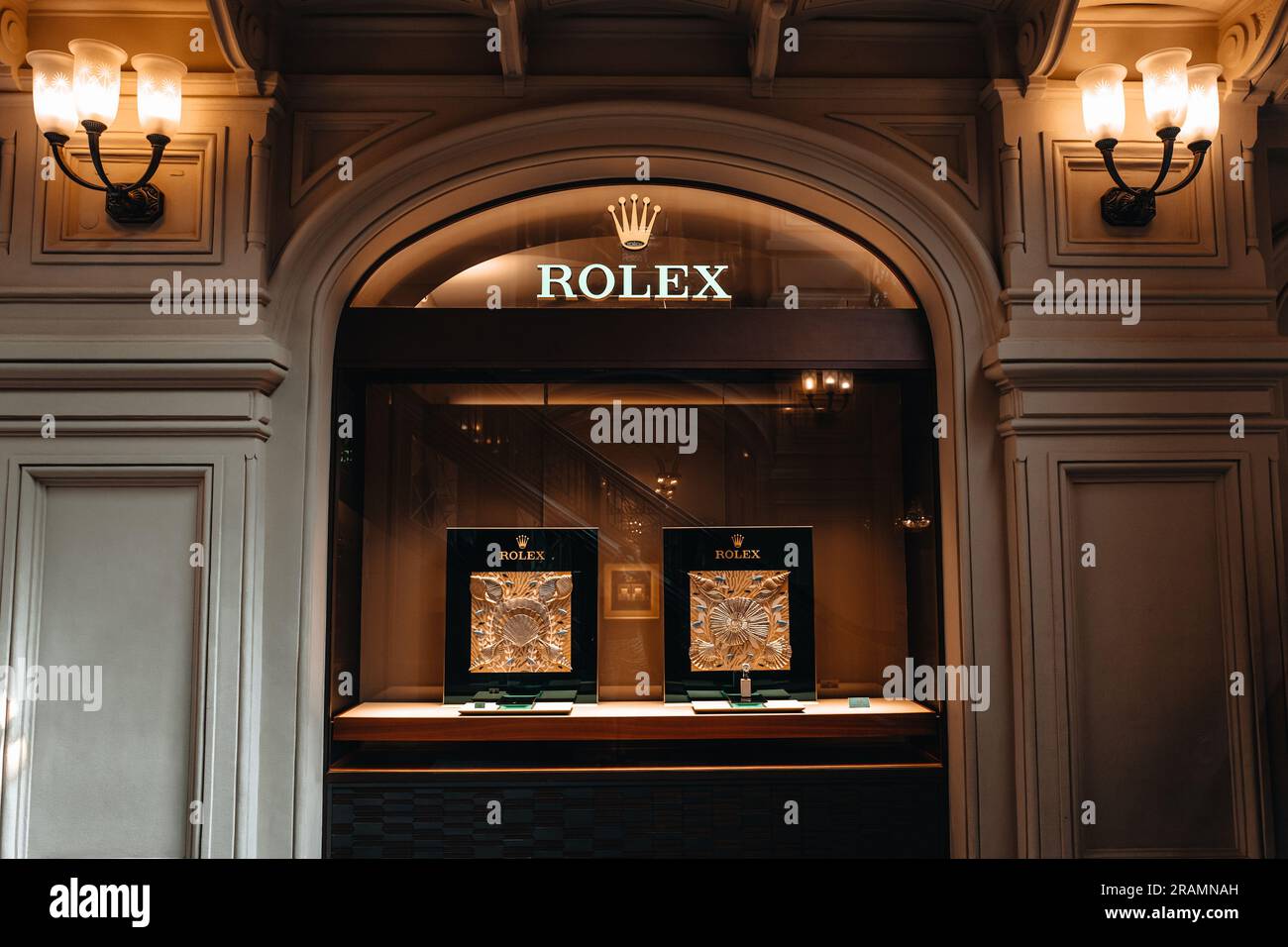 Facciata del negozio di orologi Rolex nel famoso centro commerciale GUM. Corona dorata, logo verde. Rolex è un marchio mondiale di orologi di lusso che si affida all'orologiaio 4.000 Foto Stock