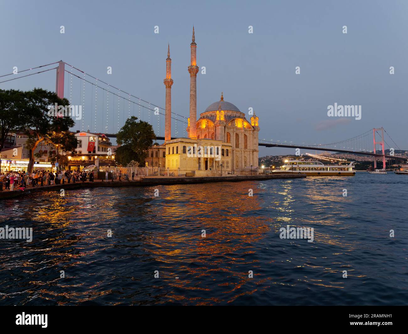 Traghetto passeggeri sul lungomare del Bosforo accanto alla moschea nel quartiere di Ortaköy, quartiere di Beşiktaş, Istanbul, Turchia. Foto Stock