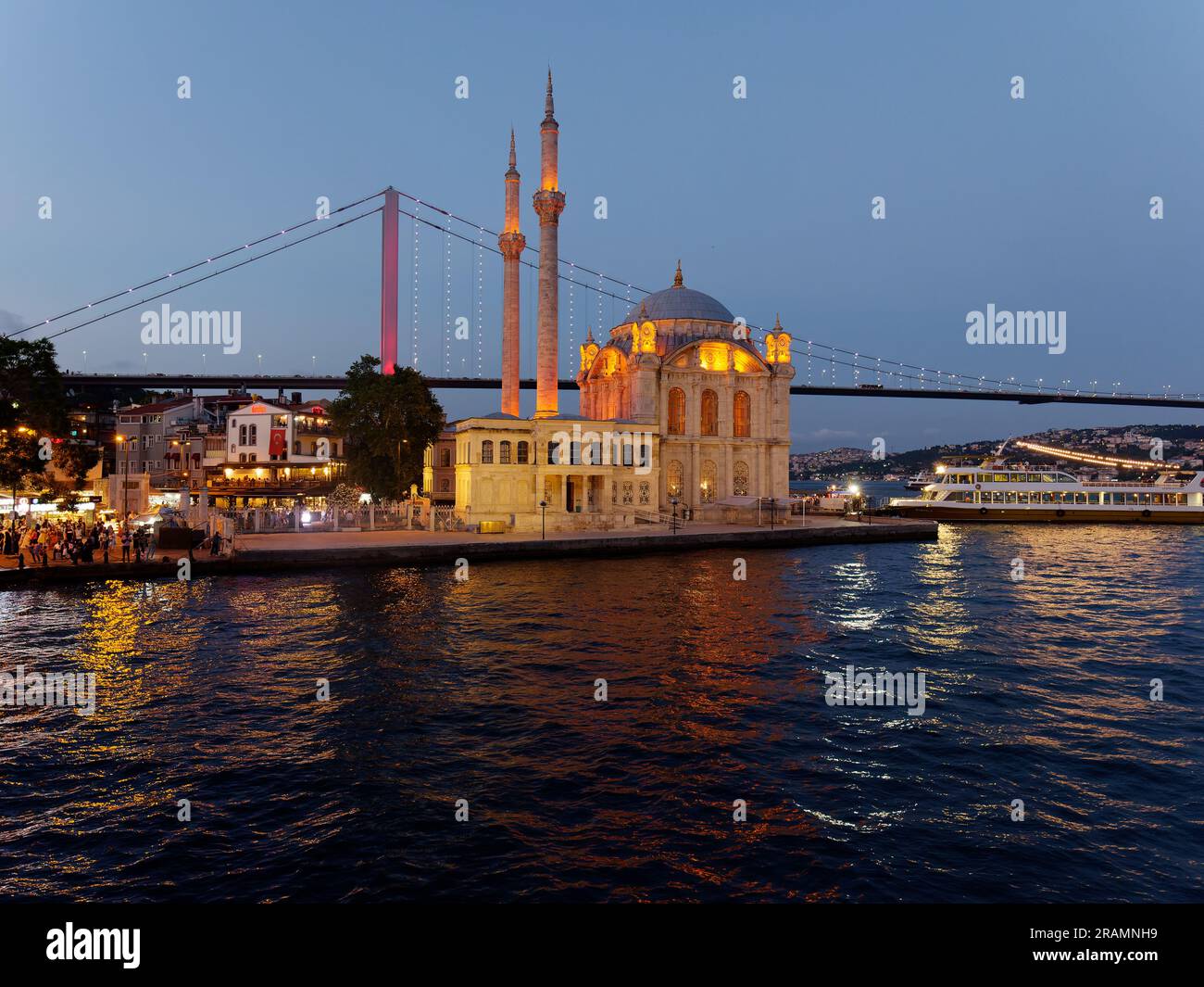 Traghetto passeggeri sul lungomare del Bosforo accanto alla moschea nel quartiere di Ortaköy, quartiere di Beşiktaş, Istanbul, Turchia. Foto Stock