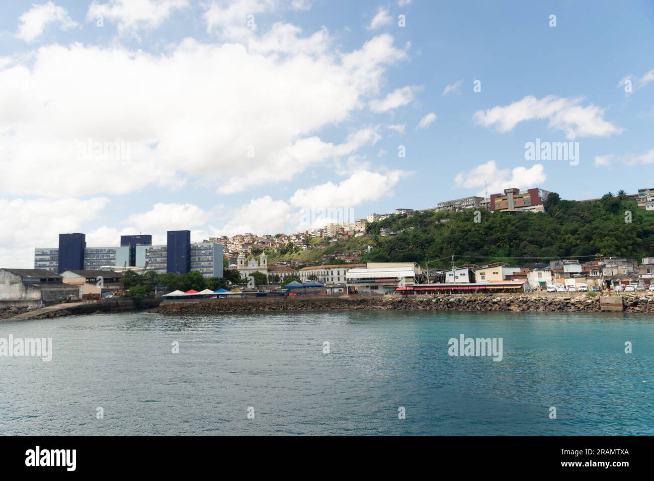 Salvador, Bahia, Brasile - 11 settembre 2022: Vista delle case di montagna e del lungomare dal terminal marittimo di Bom Despacho a Salvador, Bahia. Foto Stock