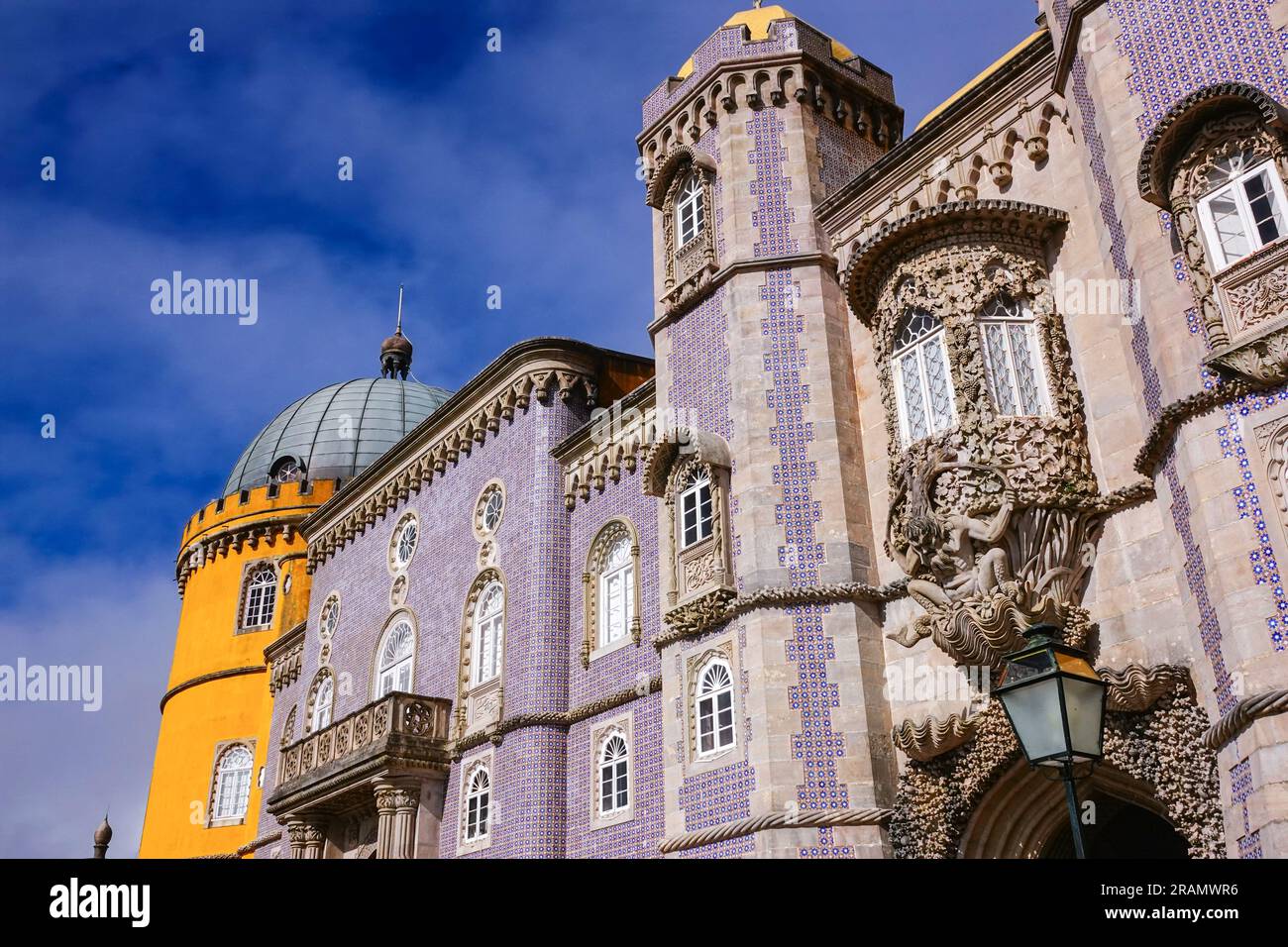 Piastrelle geometriche a motivi moreschi decorano la facciata sulla terrazza frontale del Palácio da pena o del castello storico del palazzo Palácio da pena a Sintra, Portogallo. Il castello da favola è considerato uno dei migliori esempi di architettura romanticistica portoghese del XIX secolo al mondo. Foto Stock