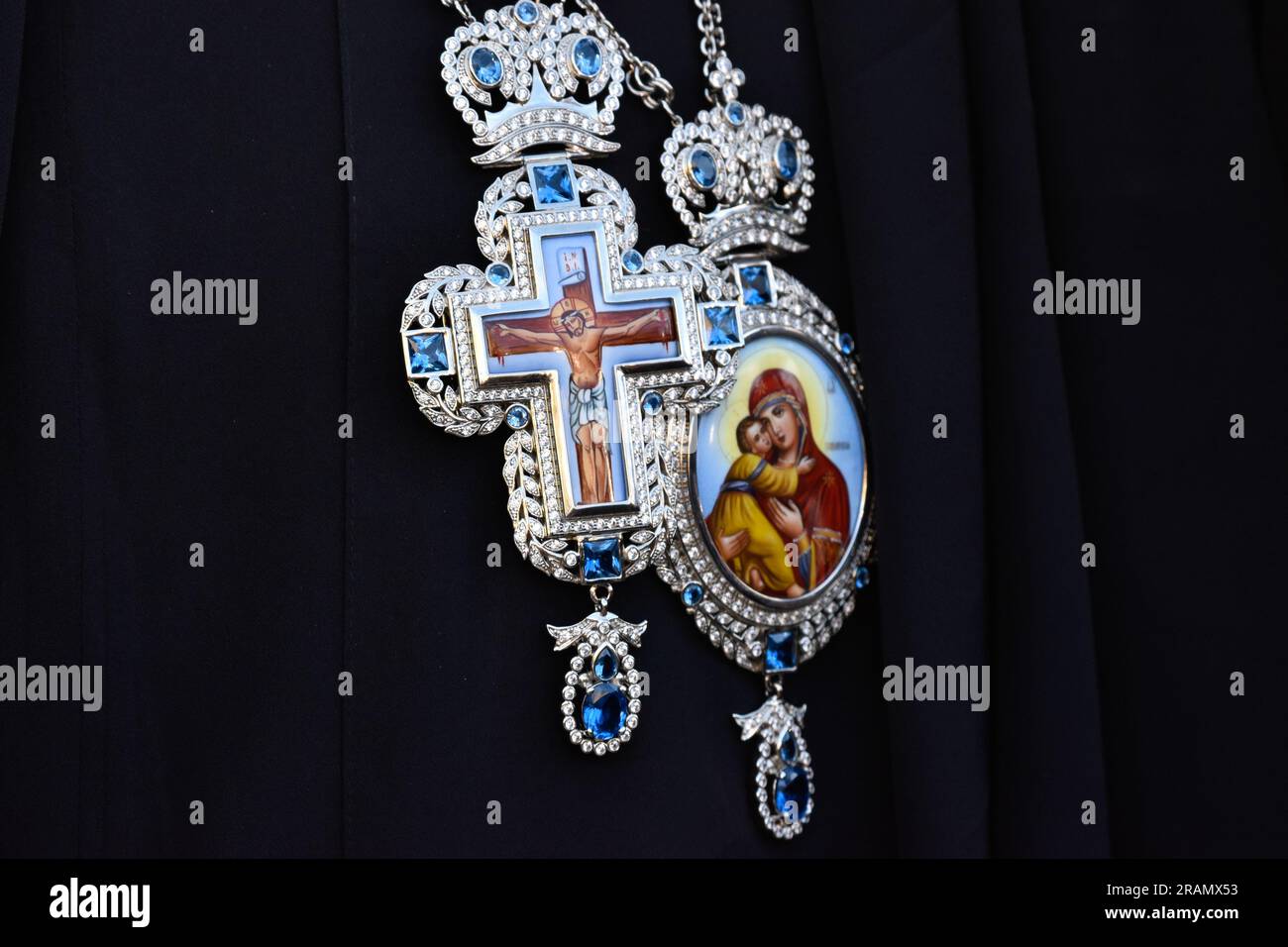 Bogotà, Colombia. 4 luglio 2023. Gli accesori religiosi utilizzati dai sacerdoti durante un evento commemorativo della giornata nazionale della libertà di religione credenze, a Bogotà, Colombia, 4 luglio 2023. Foto di: Cristian Bayona/Long Visual Press Credit: Long Visual Press/Alamy Live News Foto Stock