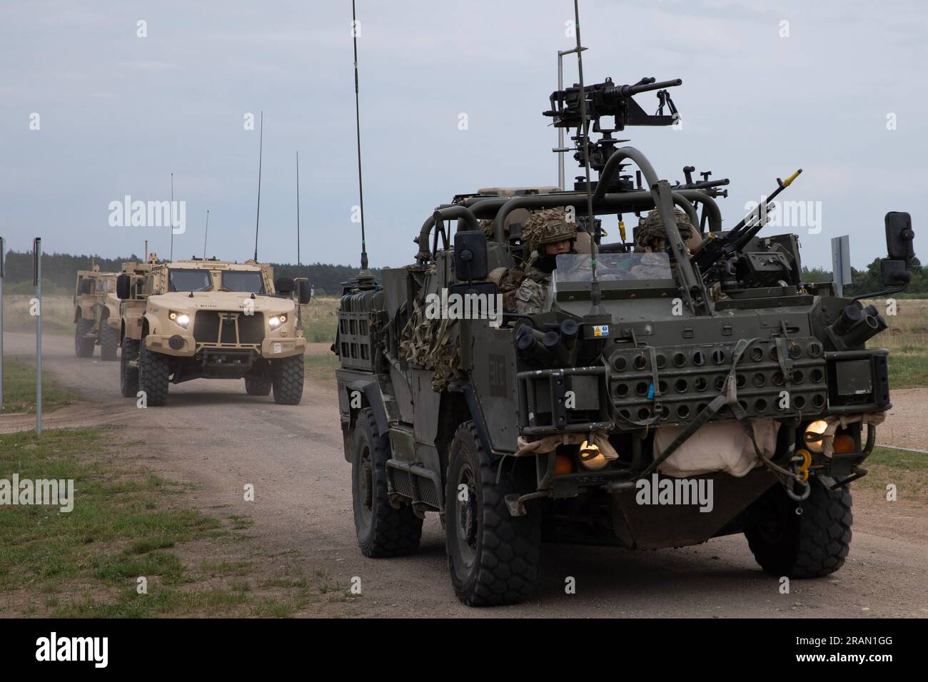 STATI UNITI Soldiers with Headquarters and Headquarters Company, 1st Battalion, 9th Cavalry Regiment, 2nd Armored Brigade Combat Team, 1st Cavalry Division, supporto alla 4th Infantry Division, insieme ai soldati dell'esercito britannico con il Regno Unito Royal Lancers, Aliwal Troop, a sostegno del potenziato Forward Presence Battle Group Poland della NATO, di ritorno dall'operazione Aliwal Surge presso Bemowo Piskie Training area, Polonia, 3 luglio. Aliwal Surge è stato un esercizio di prontezza con breve preavviso progettato per testare l'interoperabilità e l'innovazione delle unità militari partecipanti, compresi gli elementi americani che supportano il 4° I. Foto Stock