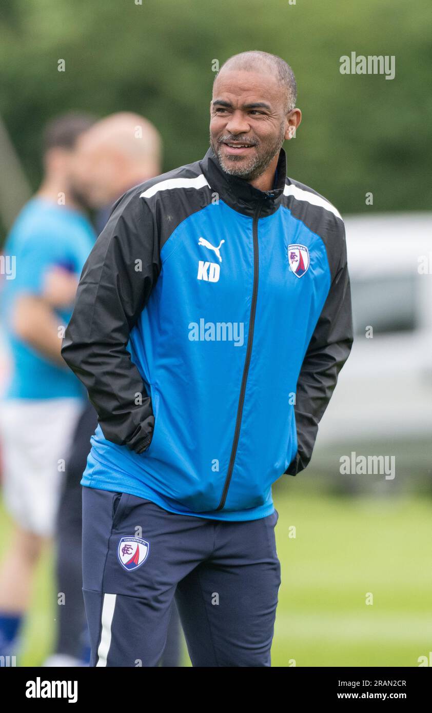 Matlock, Derbyshire, Inghilterra 4 luglio 2023. Il primo allenatore della squadra Kieron Dyer sorride davanti al calcio d'inizio, durante il Matlock Town Football Club V Chesterfield Football Club al Proctor Cars Stadium, amichevole pre-stagione (Credit Image: ©Cody Froggatt/Alamy Live news) Foto Stock