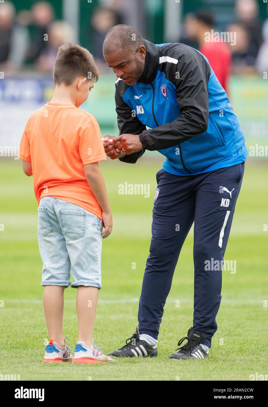 Matlock, Derbyshire, Inghilterra 4 luglio 2023. L'allenatore della prima squadra Kieron Dyer firma un autografo per un giovane tifoso davanti al calcio d'inizio, durante il Matlock Town Football Club V Chesterfield Football Club presso il Proctor Cars Stadium, amichevole pre-stagione (Credit Image: ©Cody Froggatt/Alamy live news) Foto Stock