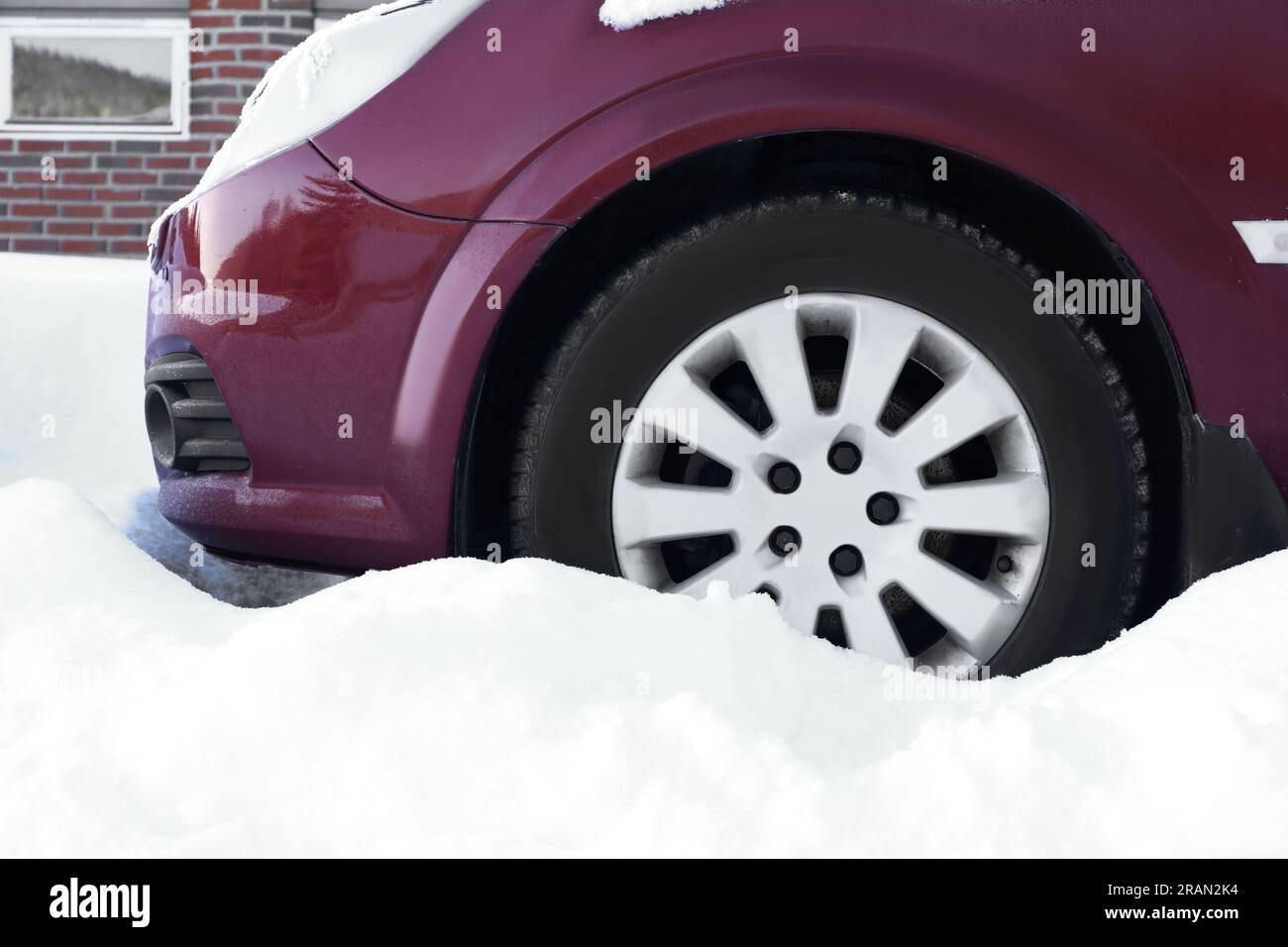 Auto moderna con pneumatici affidabili sulla neve all'aperto Foto Stock