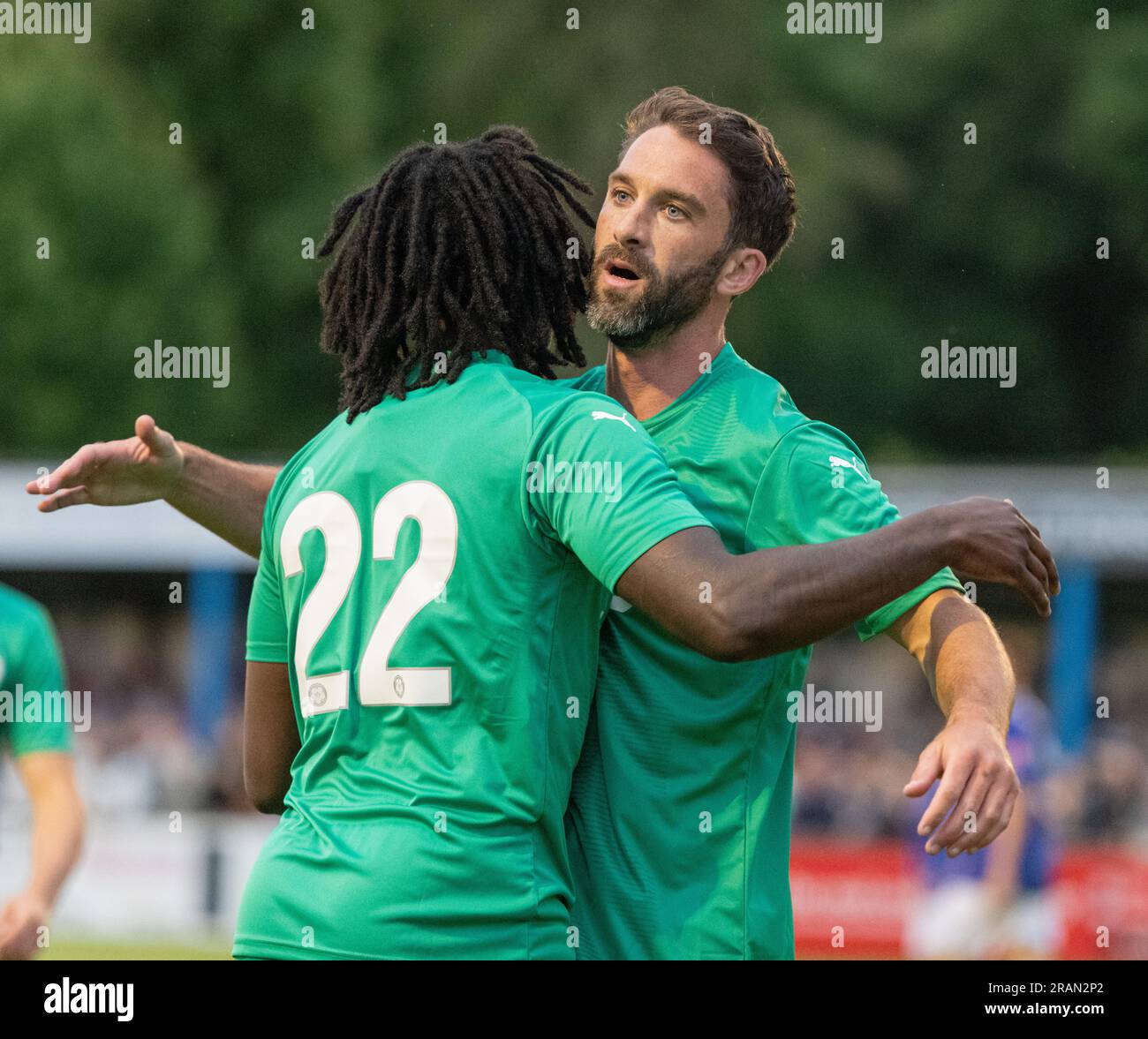 Matlock, Derbyshire, Inghilterra 4 luglio 2023. Il nuovo ingaggio di Chesterfield Will Grigg celebra il suo primo gol per il club, durante il Matlock Town Football Club V Chesterfield Football Club al Proctor Cars Stadium, amichevole pre-stagione (Credit Image: ©Cody Froggatt/Alamy live news) Foto Stock