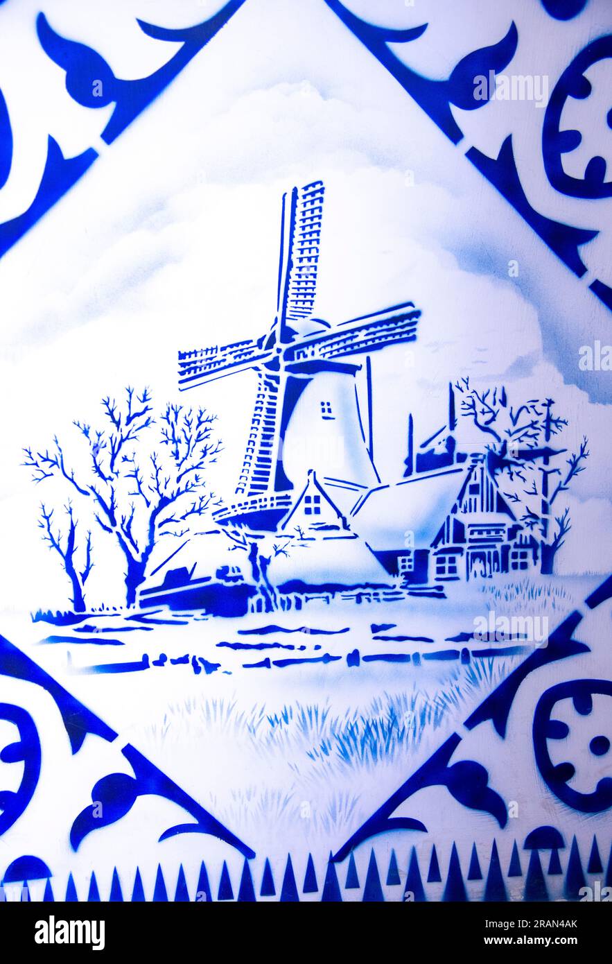 Piastrelle blu e bianche che mostrano un mulino a vento olandese Foto Stock