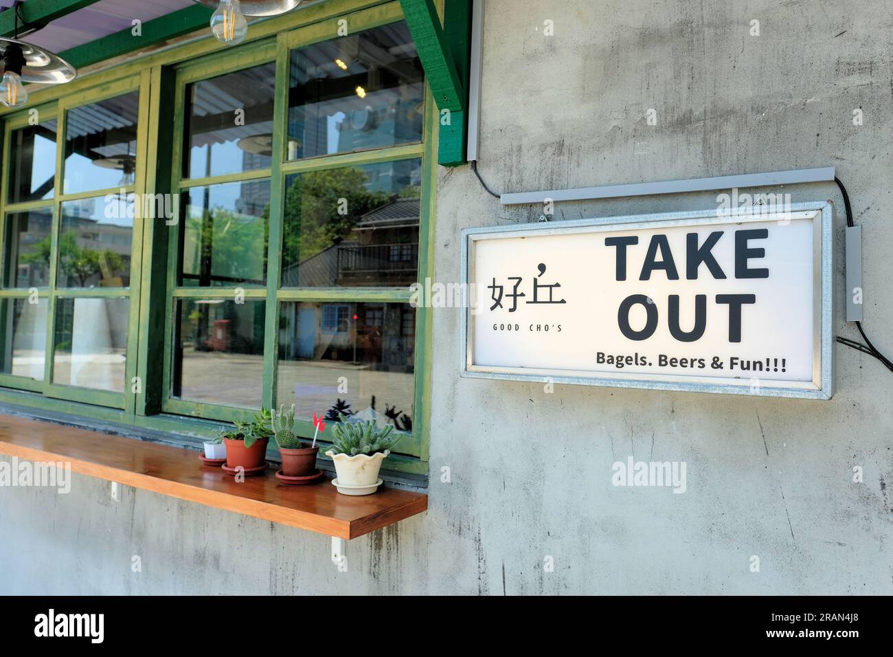 Prendi l'insegna Good Cho's Bagels, Beers, and Fun in Taipei, Taiwan; luoghi dove mangiare a Taipei, ristoranti, bar. Foto Stock