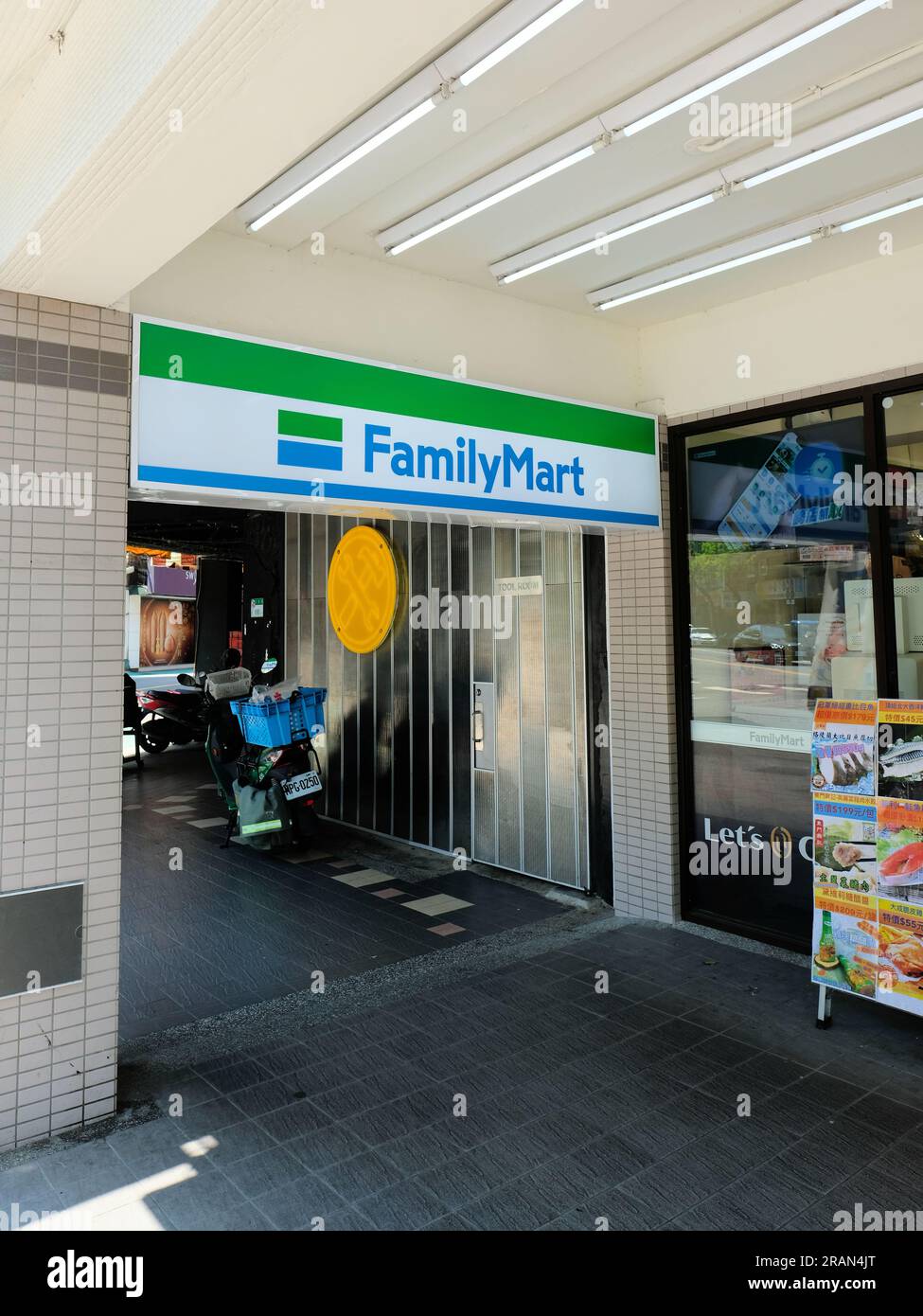 Filiale e sede del negozio FamilyMart a Taipei, Taiwan; catena giapponese di negozi in franchising con sedi in tutta l'Asia. Foto Stock