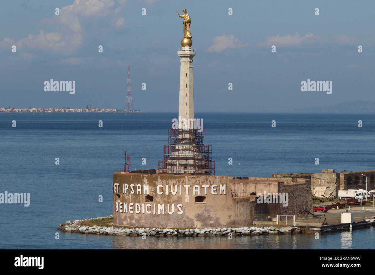 Statua della Madonna dorata all'ingresso del porto di Messina. La Madonna accoglie le navi in arrivo e le benedice mentre partono, aprile 2023. Foto Stock