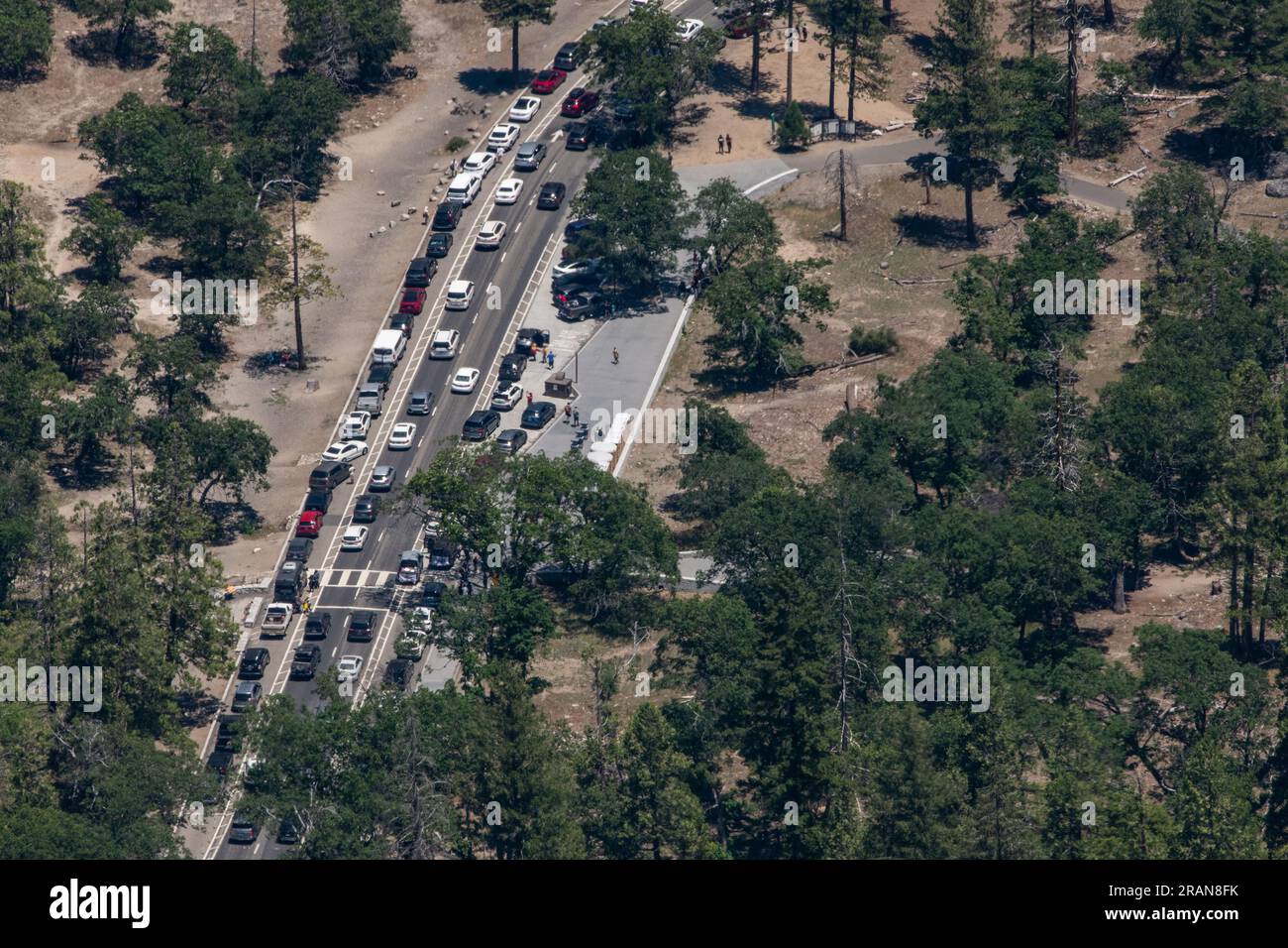 La vista del traffico congestionato con molte auto sulla strada in estate nel Parco Nazionale di Yosemite, California, vista dall'alto. Foto Stock