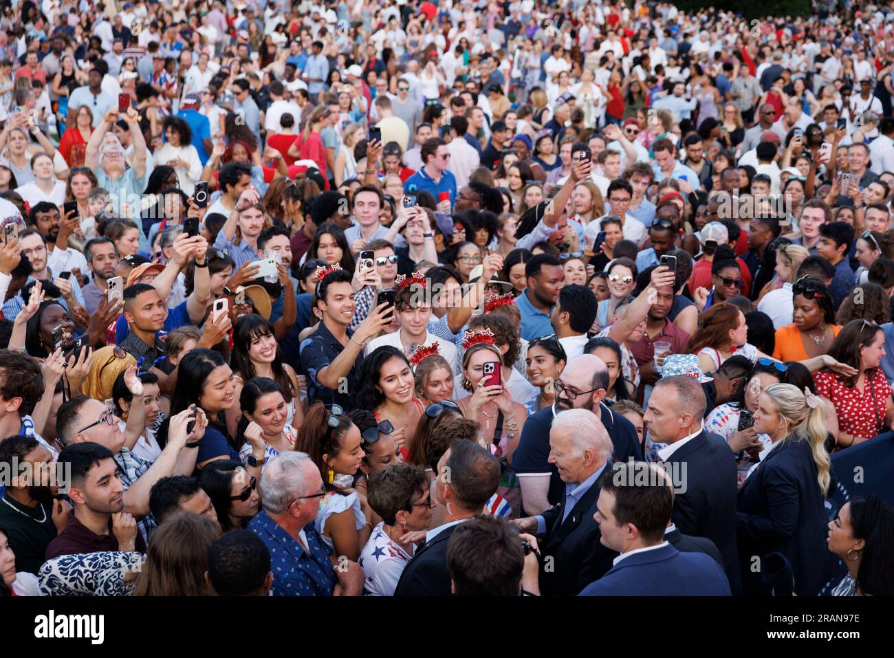 Washington, Stati Uniti. 4 luglio 2023. Il presidente Joe Biden saluta i partecipanti durante un evento del 4 luglio sul South Lawn della Casa Bianca a Washington, DC, martedì 4 luglio 2023. Il presidente Biden ospita l'evento per famiglie militari e veterani, assistenti e sopravvissuti per celebrare il giorno dell'indipendenza. Foto di Ting Shen/UPI credito: UPI/Alamy Live News Foto Stock