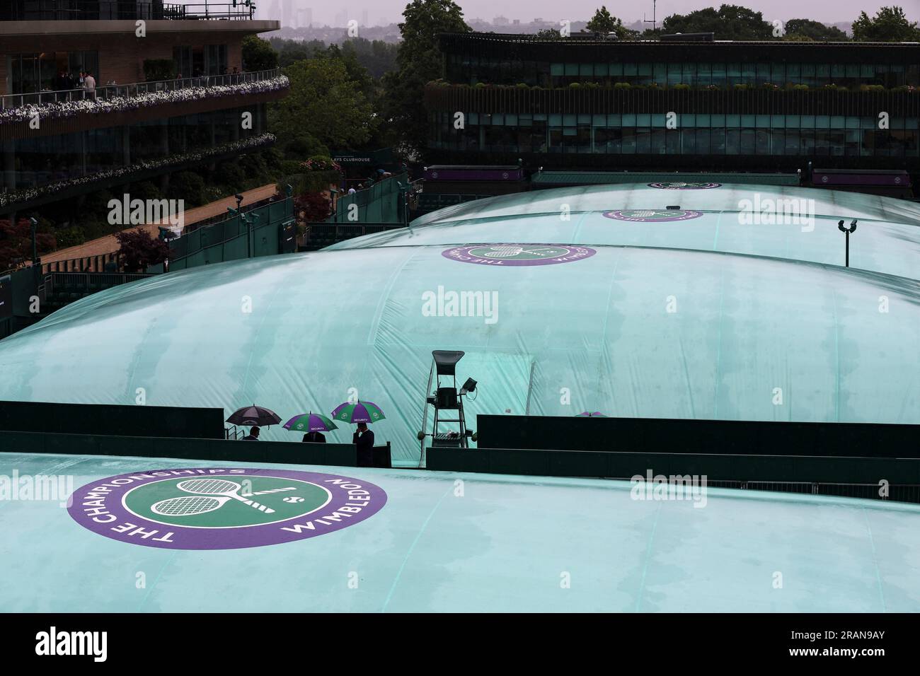 Londra, Gran Bretagna. 4 luglio 2023. I campi sono coperti dalla pioggia durante il secondo giorno del Wimbledon Tennis Championship a Londra, in Gran Bretagna, il 4 luglio 2023. Rain ha fermato il gioco a Wimbledon per il secondo giorno. Credito: Han Yan/Xinhua/Alamy Live News Foto Stock