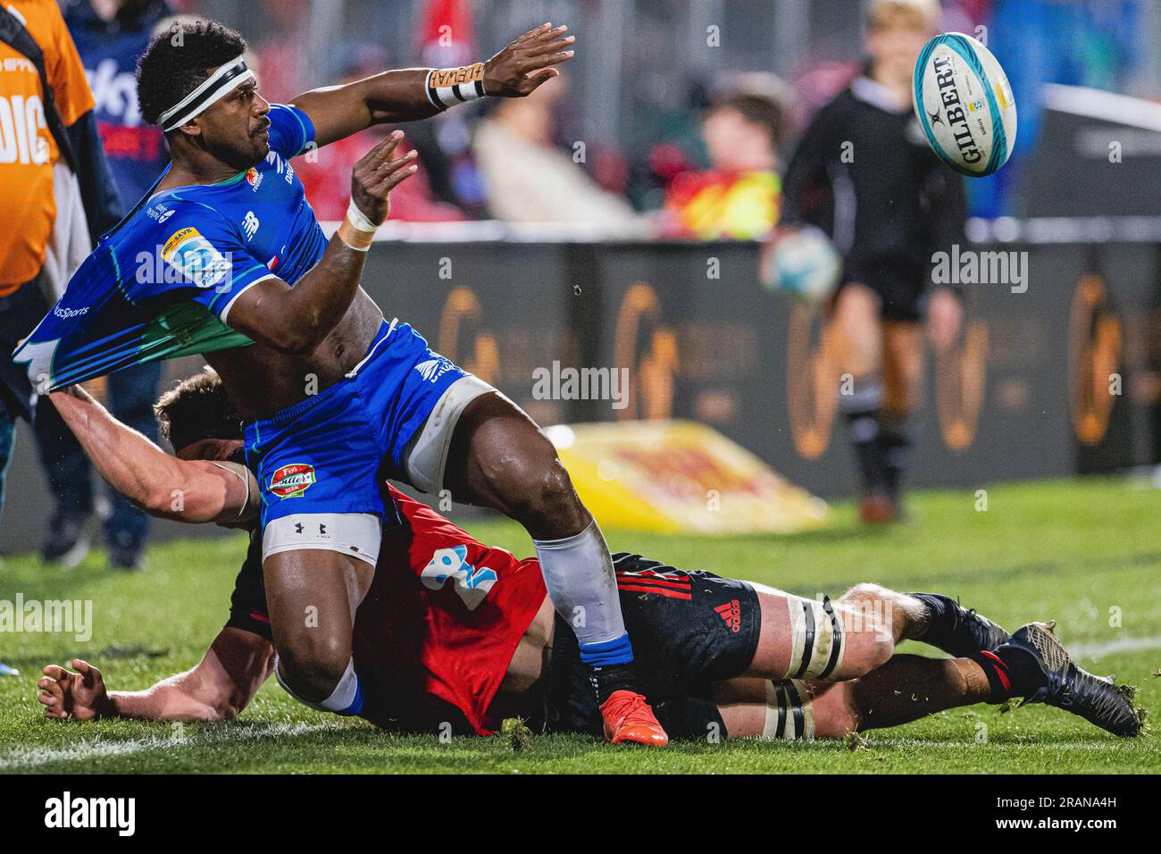 Christchurch, nuova Zelanda. 10 giugno 2023. Super Rugby Pacific - Kalaveti Ravouvou del Drua Fijiano rilascia la palla in contatto con Scott Barrett dei Crusaders, NZ Credit: James Foy/Alamy Live News Foto Stock