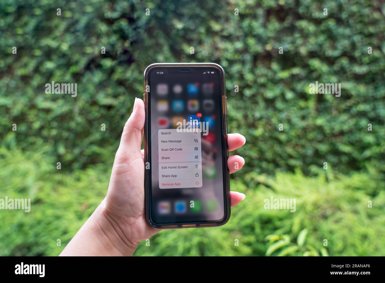 Kuala Lumpur, Malesia - 29 giugno 2023: Vista ravvicinata della mano che regge un telefono cellulare con l'icona dell'app LinkedIn, una potente applicazione di social media Foto Stock