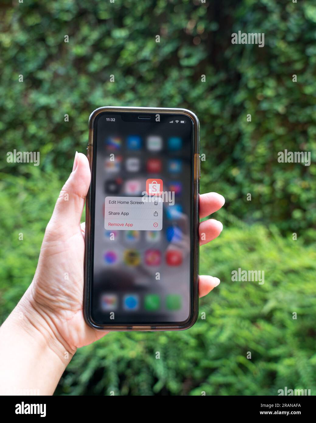 Kuala Lumpur, Malesia - 29 giugno 2023: Vista ravvicinata della mano che regge un telefono cellulare con l'icona dell'app Shopee, una potente piattaforma di shopping online. Foto Stock