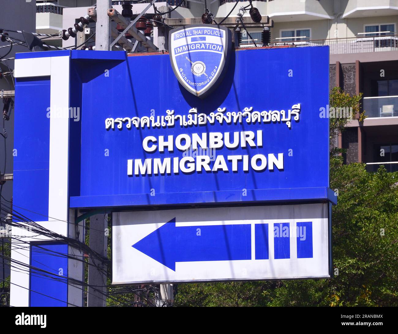 Cartello presso l'ufficio immigrazione Chonburi a Jomtien, Pattaya, Thailandia Foto Stock
