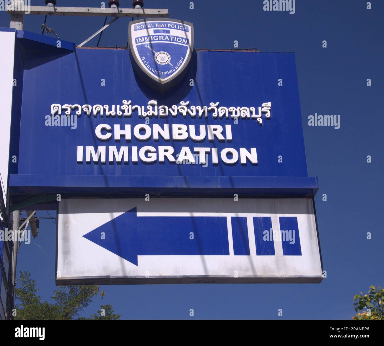 Cartello presso l'ufficio immigrazione Chonburi a Jomtien, Pattaya, Thailandia Foto Stock