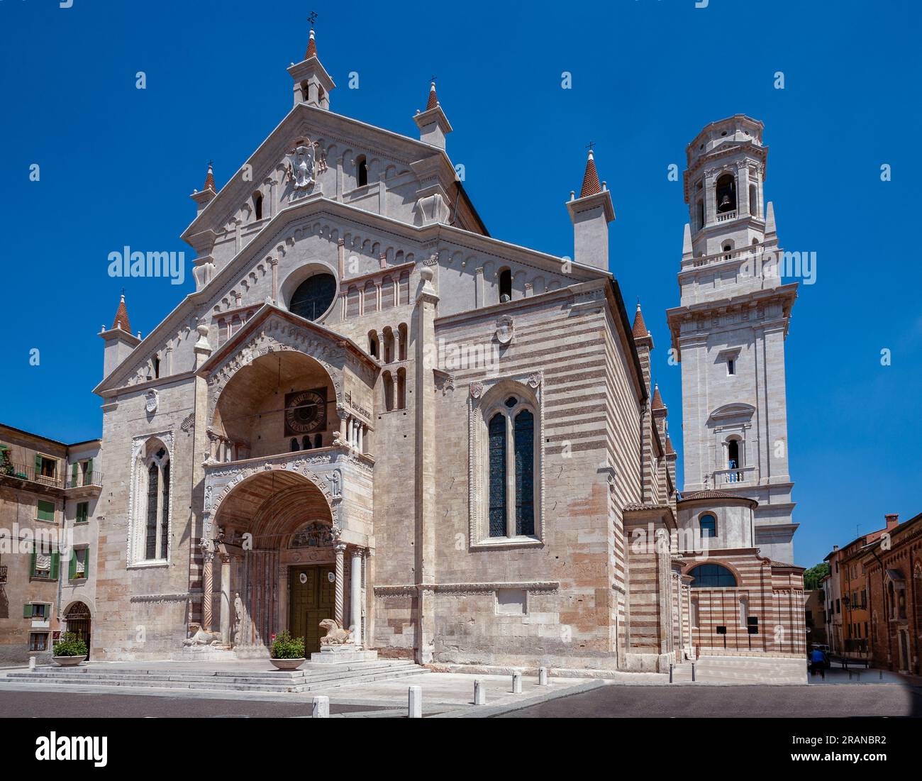 La facciata della cattedrale romanica cattolica del medioevo a Verona, la città di Romeo e Giulietta, Italia Foto Stock