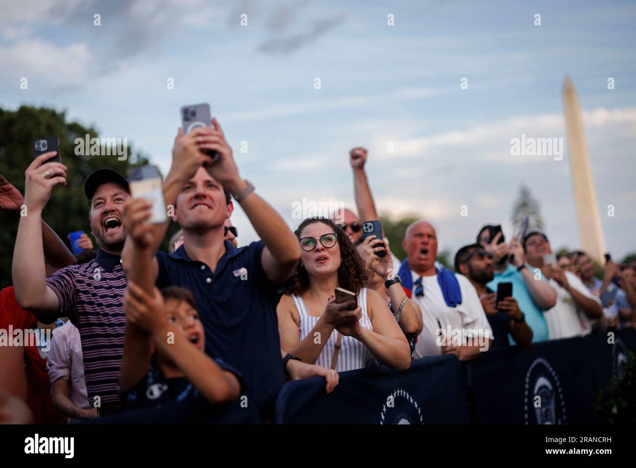 Washington, Stati Uniti. 4 luglio 2023. I partecipanti durante un evento del 4 luglio sul South Lawn della Casa Bianca a Washington, DC, martedì 4 luglio 2023. Il presidente Biden ospita l'evento per famiglie militari e veterani, assistenti e sopravvissuti per celebrare il giorno dell'indipendenza. Foto di Ting Shen/Pool/ABACAPRESS.COM credito: Abaca Press/Alamy Live News Foto Stock