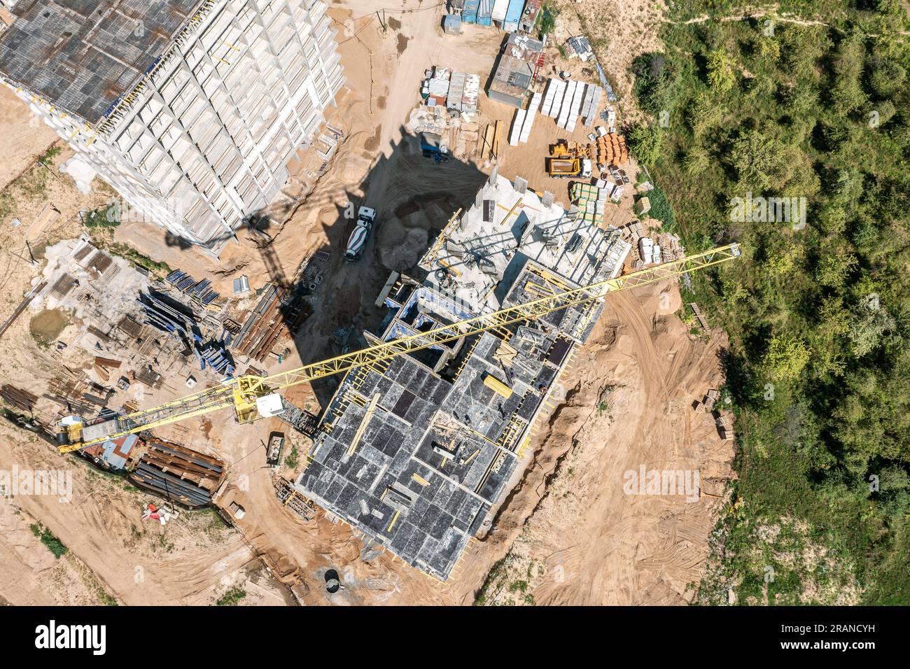 cantiere. gru a torre e macchinari per l'edilizia. sviluppo abitativo. vista aerea dall'alto dal drone. Foto Stock