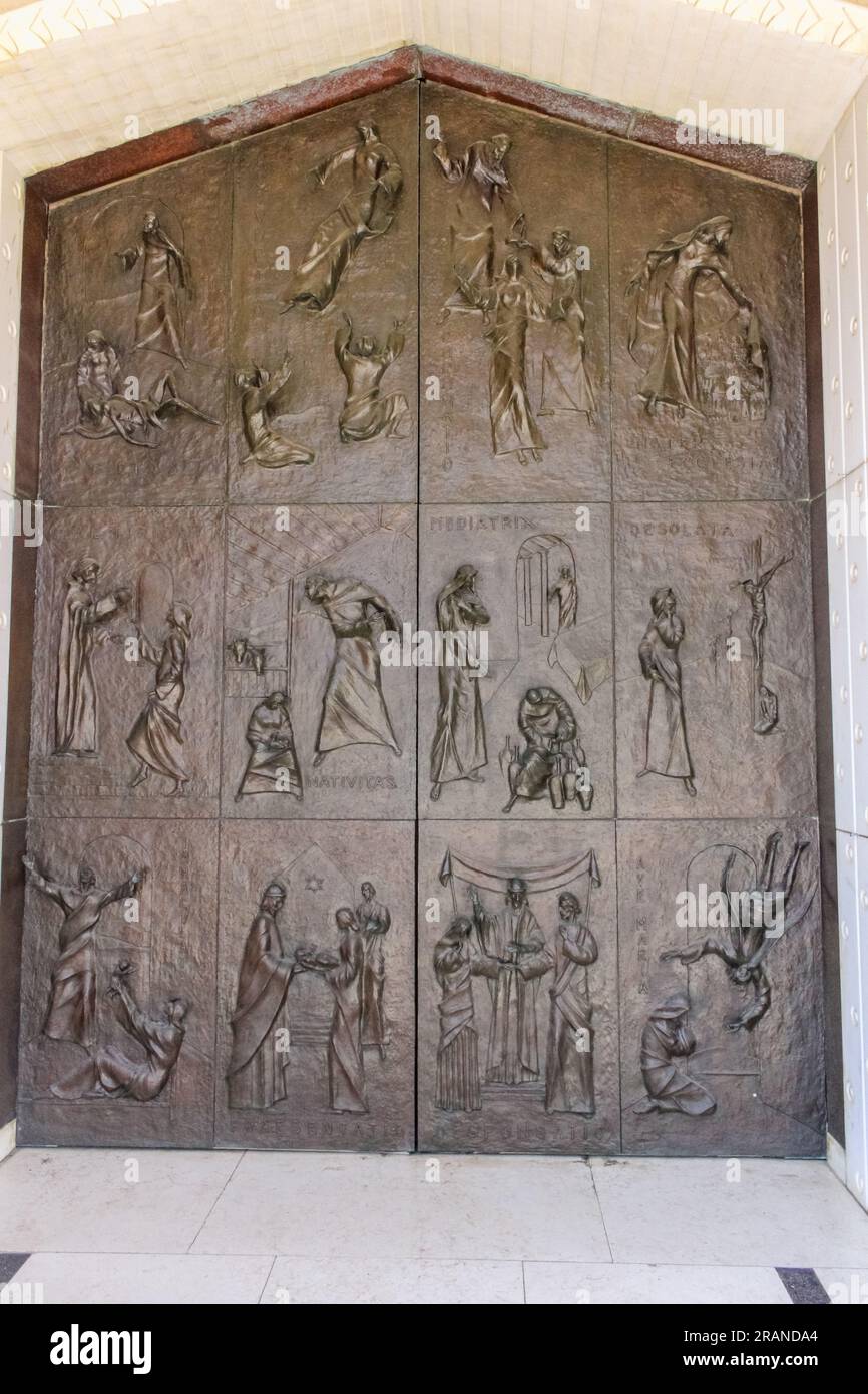 Rilievi raffiguranti scene bibliche sulle porte della basilica dell'Annunciazione a Nazareth, Israele. Foto Stock