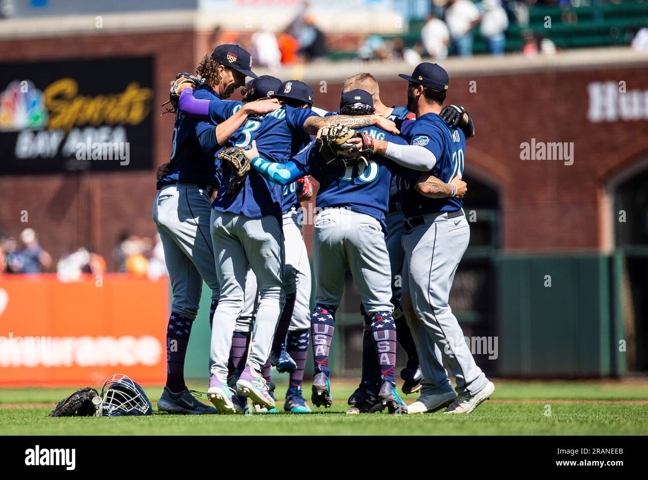 4 luglio 2023 San Francisco CA, Stati Uniti Interlinea di Seattles Infield J.P. Crawford (3), il primo base Mike Ford (20), il terzo base Eugenio Suarez (28), il secondo base Kolten Wong (16), il ricevitore Tom Murphy (2) festeggia la partita completa del lanciatore titolare Logan Gilbert (36) dopo la partita della MLB tra i Seattle Mariners e i San Francisco Giants. Seattle batté i Giants 6-0 all'Oracle Park San Francisco California. Thurman James/CSM Foto Stock