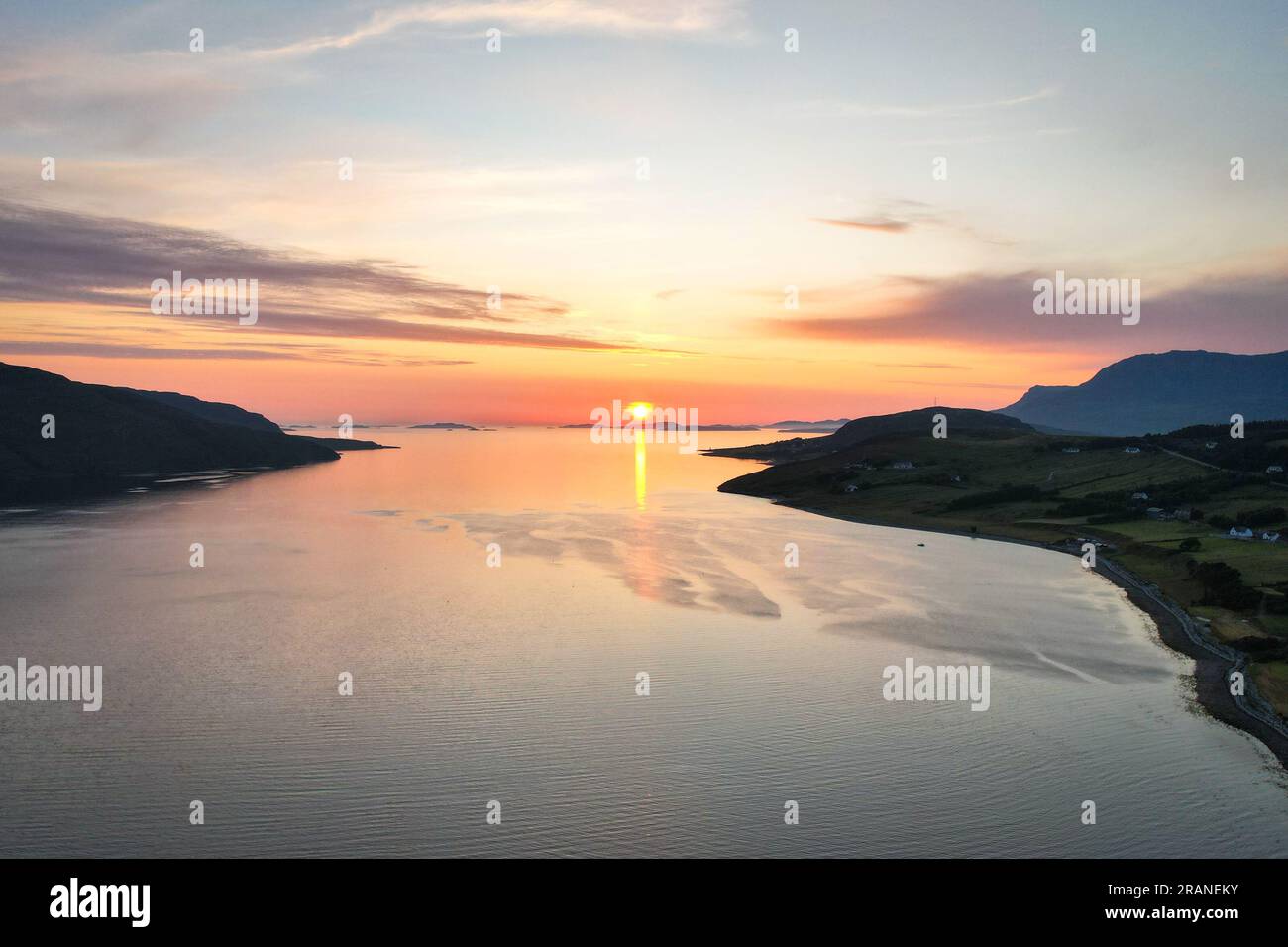 Vista aerea dello splendido tramonto sul Loch Broom a Ullapool, Scozia Foto Stock